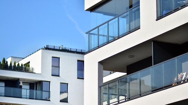 ein Gebäude mit einem Balkon und einem Balkon mit Blick in den Himmel