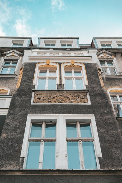 Ein Gebäude mit einem Balkon und einem Balkon mit einem Balkon in der Mitte.