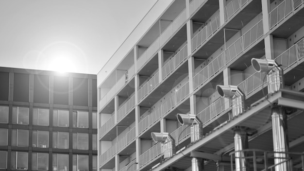 ein Gebäude mit einem Balkon und einer Kamera darauf