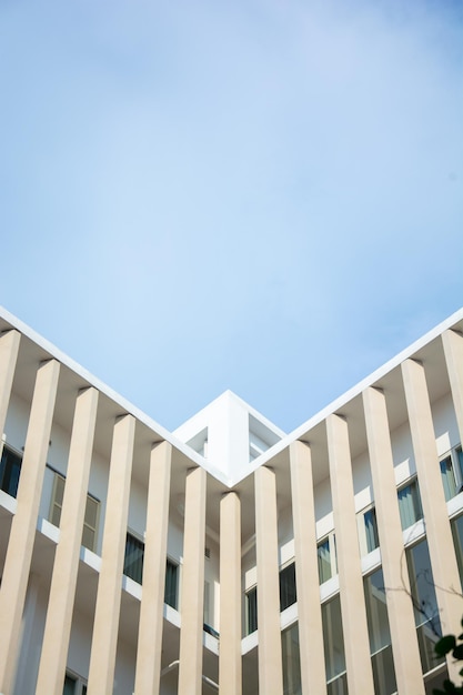 Foto ein gebäude mit einem blauen himmel im hintergrund