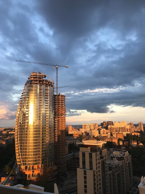 Ein Gebäude mit einem goldenen Himmel dahinter