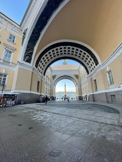 Foto ein gebäude mit einem großen bogen in der mitte