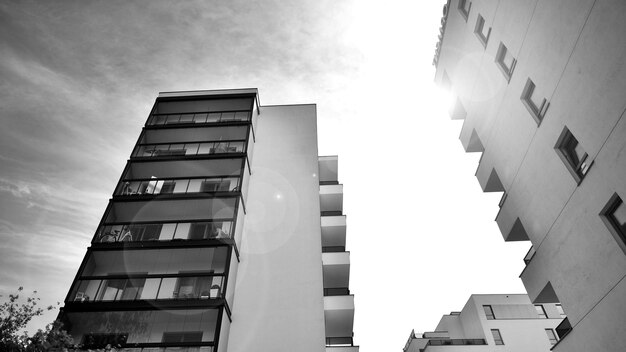 ein Gebäude mit einem großen Fenster, auf dem "Balkonen" auf der Seite steht.