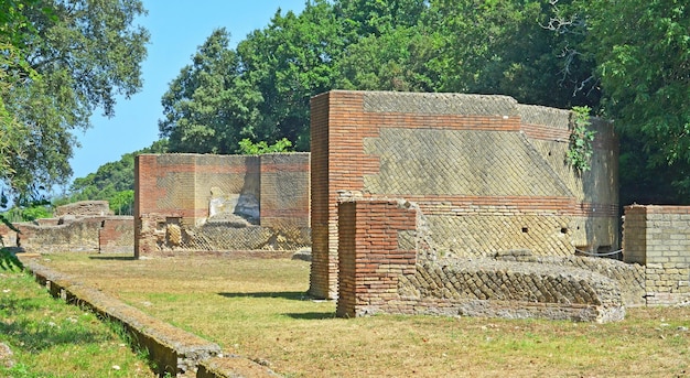 Ein Gebäude mit einem Schild mit der Aufschrift „Forum Romanum“.