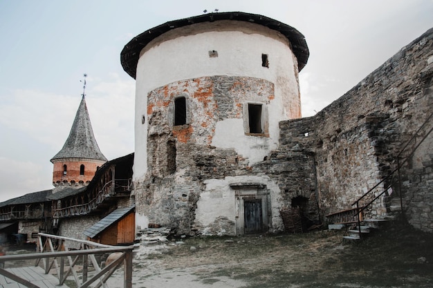 Ein Gebäude mit einem Turm, auf dem der Name der Stadt steht