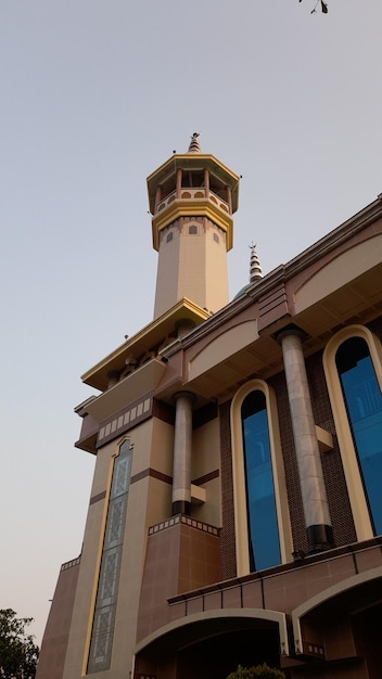 Ein Gebäude mit einem Turm und einem Schild mit der Aufschrift „eid al-fitr“.