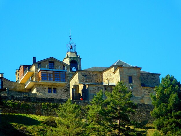 Ein Gebäude mit einer Uhr an der Vorderseite und einer Uhr an der Spitze.