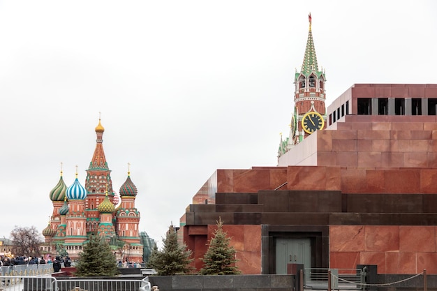 Ein Gebäude mit einer Uhr, auf der oben „Moskau“ steht.