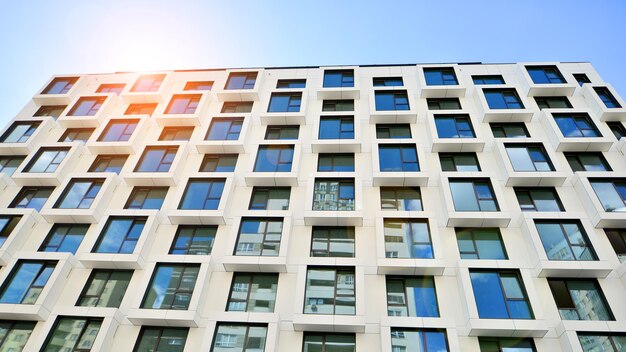 ein Gebäude mit Fenstern und einem blauen Himmel