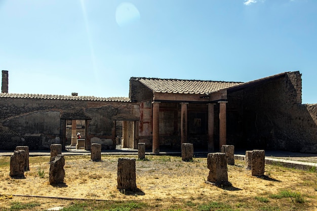 Ein Gebäude mit Säulen und einem Schild, auf dem „Pompeji“ steht