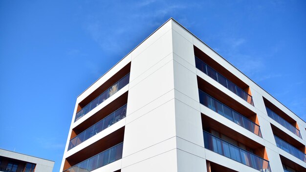 ein Gebäude mit weißer Fassade und blauem Himmel