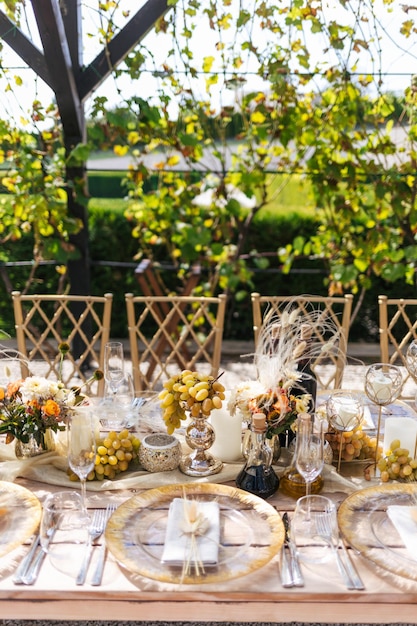 Ein gedeckter Tisch für eine Hochzeit mit Trauben und Weintrauben