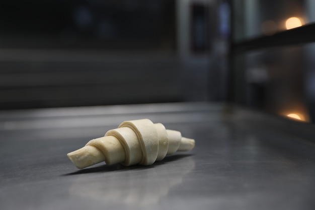 Ein gefrorenes Croissant auf einem Backblech in einer Bäckerei