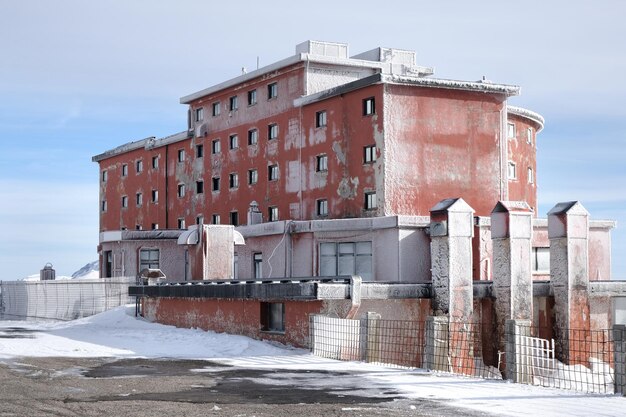 Ein gefrorenes Hotelgebäude in den Winterbergen von Campo Imperatore Gran Sasso, Italien