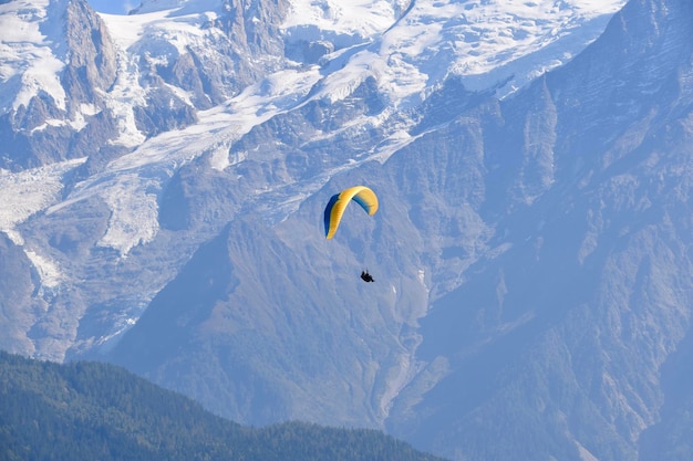 Ein gelb-blauer Fallschirm ist in der Luft