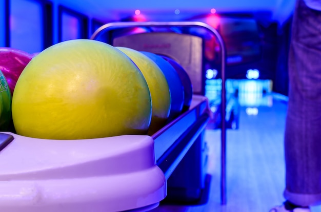 Foto ein gelber bowlingspielball ist bereit für spieler, um ball auf der hölzernen spur zu werfen