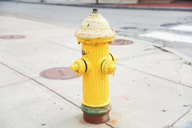 Ein gelber Hydrant mit der Nummer 3 darauf