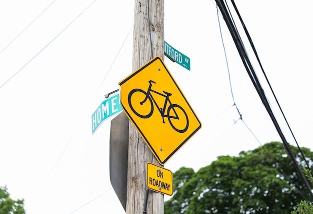 Ein gelbes Schild mit der Aufschrift „Radweg“.