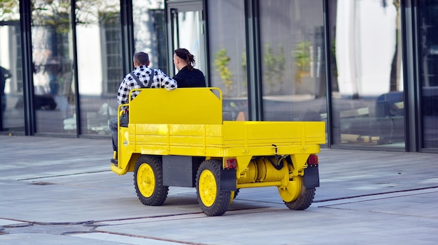 Foto ein gelbes spielzeugauto mit gelbem verdeck und schwarzen rädern.