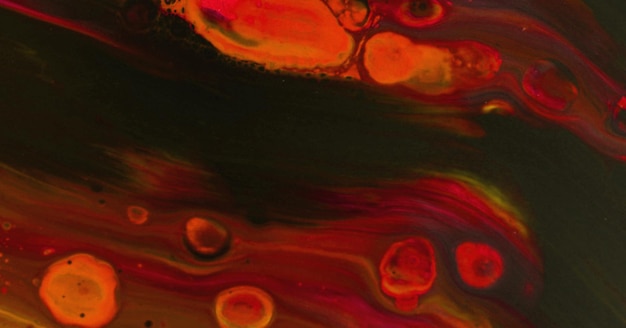 Ein Gemälde eines roten, orangefarbenen und schwarzen Wirbels mit dem Wort „darauf“