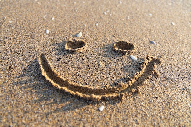 Ein gemaltes Lächeln im Sand.