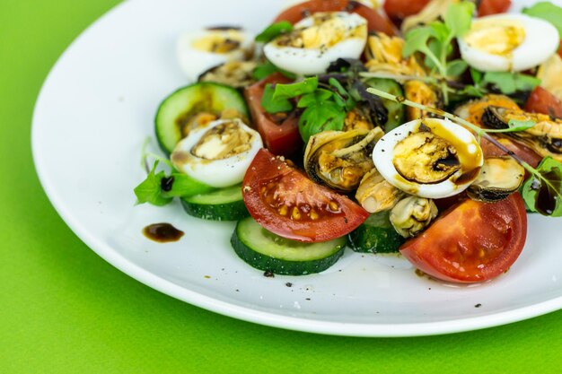 Ein Gemüsesalat mit Wachteleiern und Muscheln