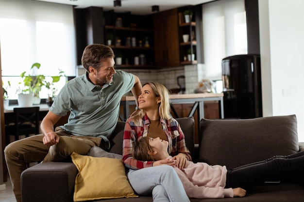 Ein gemütlicher Moment der Familienzusammenführung in einem warmen Wohnzimmer