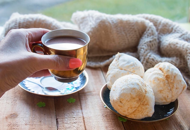 Ein gemütlicher Morgen an einem freien Tag, eine Tasse Kakao und ein Dessert mit Marshmallows