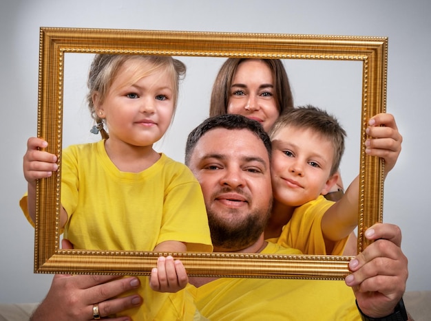 Foto ein gerahmtes porträt einer glücklichen familie