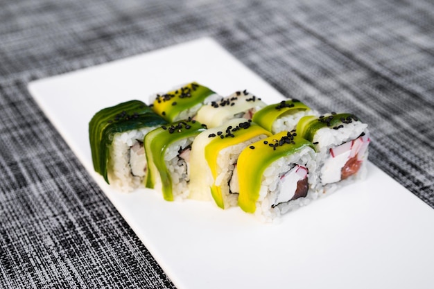 Ein Gericht mit köstlichen Sushi-Rollen