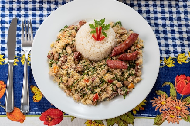 ein gericht mit tropeiro-bohnen ein typisches essen aus der brasilianischen gastronomie von minas gerais