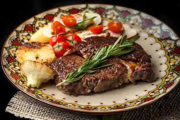 Ein geröstetes großes Stück Steak.