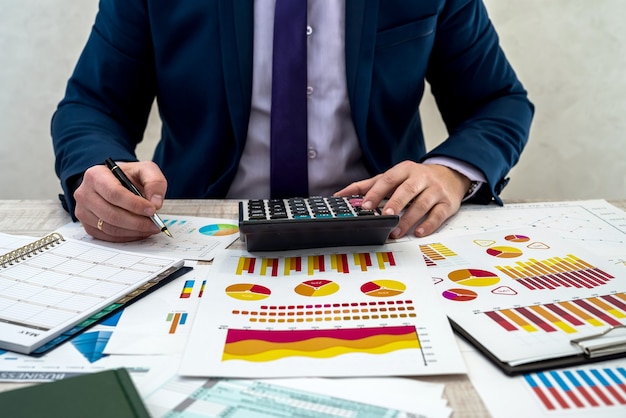 Ein geschäftsmann analysiert einnahmen und grafiken im büro. geschäftsanalyse und strategiekonzept. geschäftsmann entwickeln ein geschäftsprojekt und analysieren marktinformationen, fotosession von oben