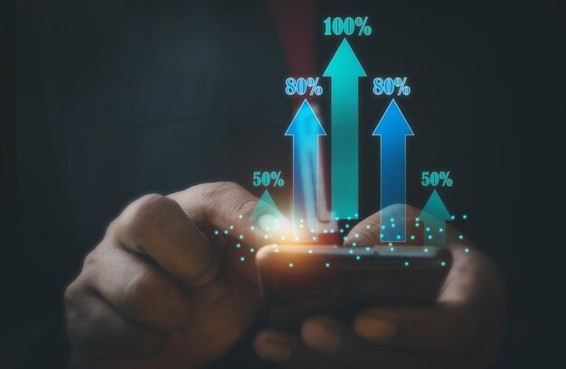 Ein Geschäftsmann benutzt ein Mobiltelefon, das ein Hologramm zeigt. Aktien schnell wachsendes Unternehmen Geld sparen, Investitionen, Bankfinanzierung, Foto, finanzielles Sparen und Startup-Konzept