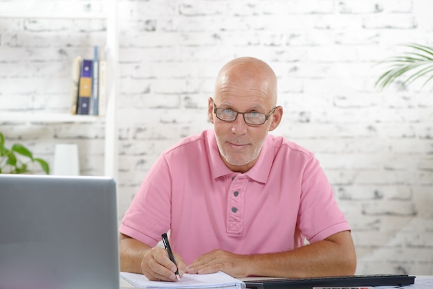 Ein Geschäftsmann, der in seinem Büro arbeitet