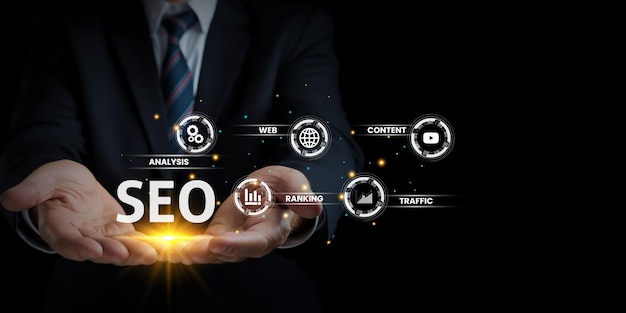 Ein Geschäftsmann hält ein virtuelles SEO-Symbol und analysiert die Suchmaschinenoptimierung für das Website-Ranking, digitale Marketing, SEO-Strategie, Geschäftskonzept