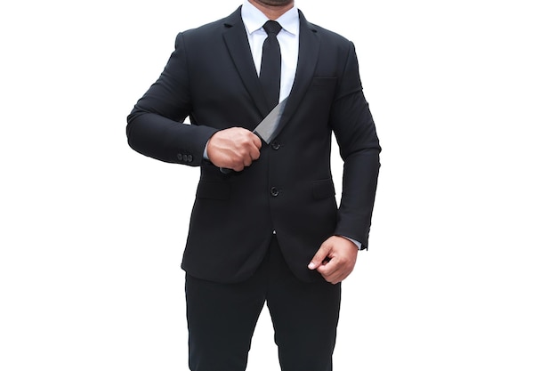 Ein Geschäftsmann in einem schwarzen Anzug steht da und gestikuliert, ein Messer aus seiner Brust zu ziehen, bereit, sein Ziel anzugreifen. Auf einem einsamen weißen Hintergrund Geschäftsmannmord.