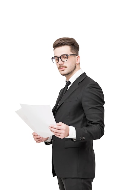 Ein Geschäftsmann mit Brille und formeller Kleidung liest ein Dokument, während er vor weißem Hintergrund steht. Isoliertes Porträt