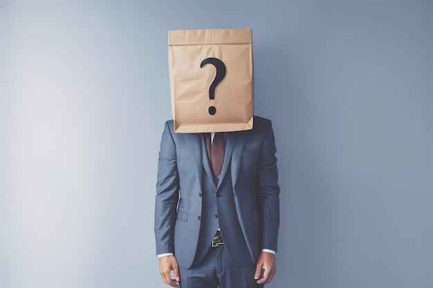 Ein Geschäftsmann mit einem Paket auf dem Kopf versteckte seinen Kopf Fragezeichen Lösungsidee Generative KI