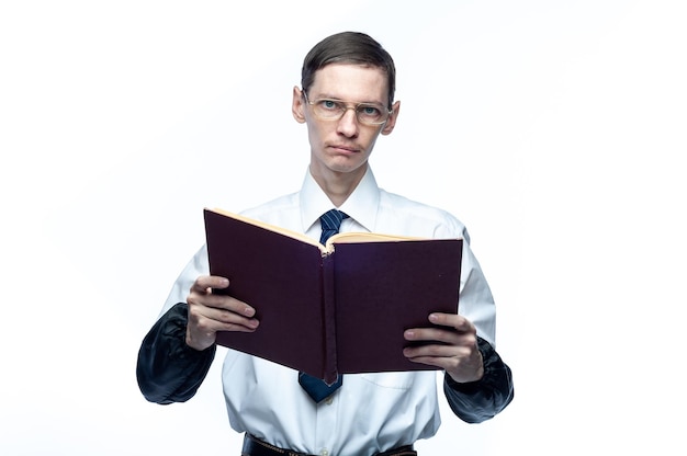 Ein Geschäftsmann mit Krawatte und Brille mit einer Zeitschrift in den Händen auf einem weißen, isolierten Hintergrund xA