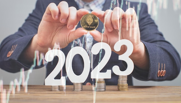 Ein Geschäftsmann möchte 2023 in Ethereum investieren, um die Einnahmen in Kryptowährung zu steigern