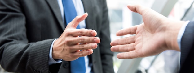 Ein Geschäftsmann schüttelt mit seinem Partner die Hand