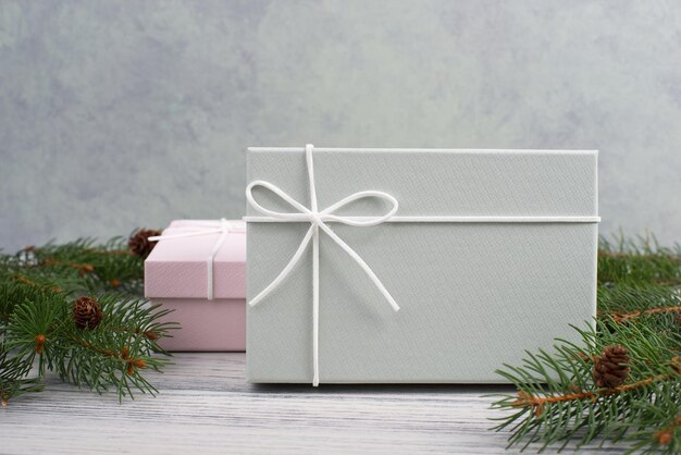 Foto ein geschenkpaket mit weihnachtsdekoration zweig von tannen geschenke für den feiertag leer kopie platz