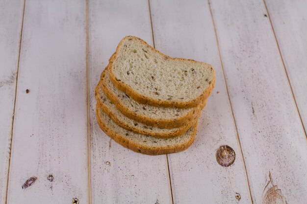 Ein geschnittenes Brot auf einem Holztisch