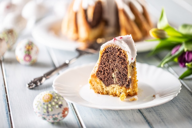 Ein geschnittenes Stück Ostermarmorkuchen auf einem weißen Teller.