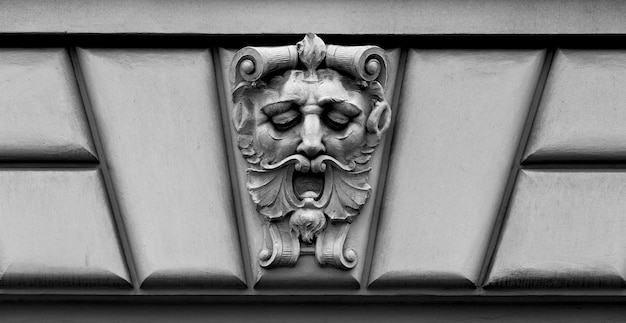 Ein Gesicht auf einem Gebäude mit Bart und Schnurrbart.
