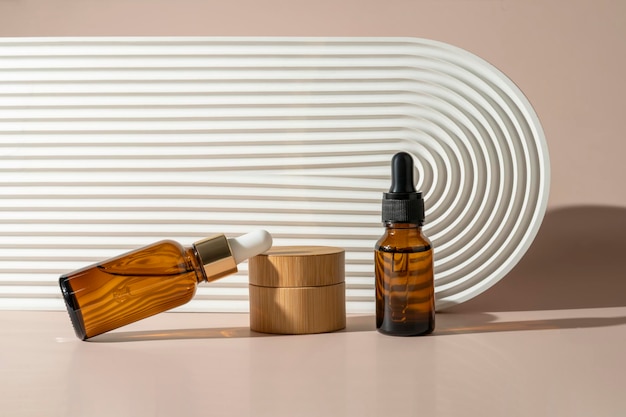 Ein Gesichts- oder Haarserum oder ätherisches Öl in einer braunen Tropfflasche, die neben einer weißen Keramikplatte steht Produktmarketing-Kosmetikmodell