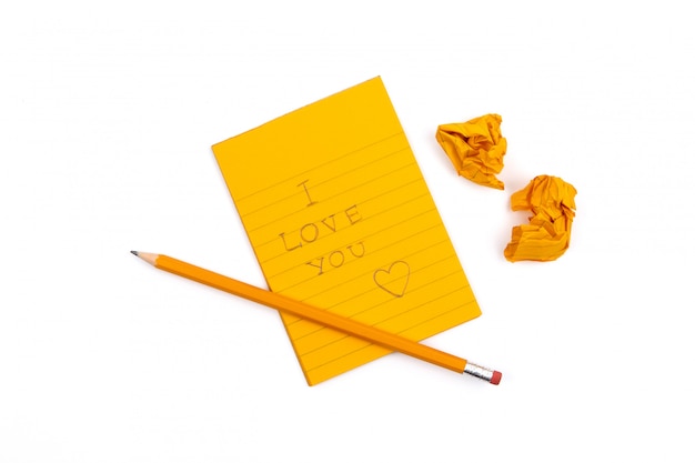 Ein gestreiftes Notizbuch mit orangefarbenen Blättern und Text &quot;Ich liebe dich&quot; w