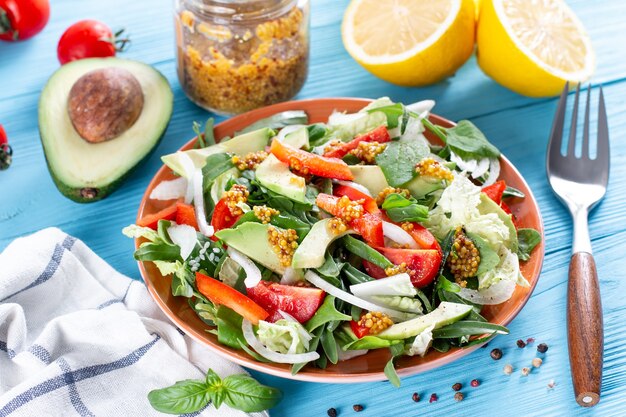 Ein gesunder Salat aus Avocado und Gemüse. Diät. Gesundes Essen. Vitaminsalat