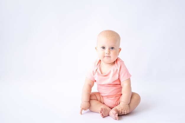 Ein gesundes fröhliches Baby auf weißem Hintergrund das Kind schaut in die Kamera der Isolator